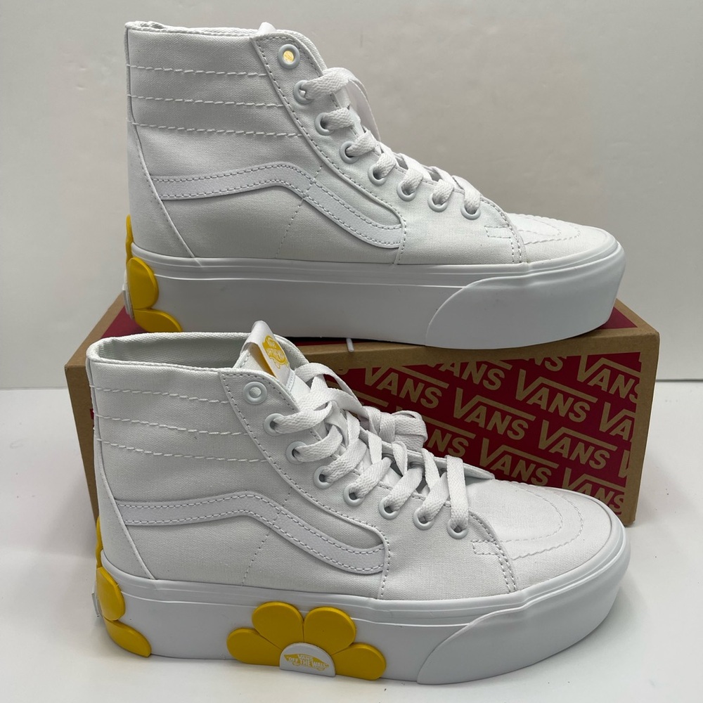 Vans Women's Sk8-Hi Tapered Stackform
True White
VN0A5JM1W00 Platform Sneakers